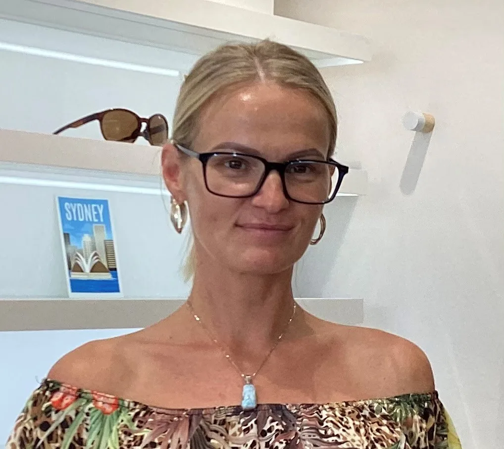 Happy Eyewise patient wearing glasses, photo 54